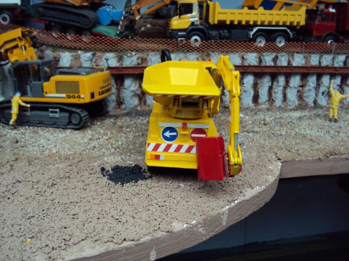 atrezzatura per scavare canali laterali alle strade