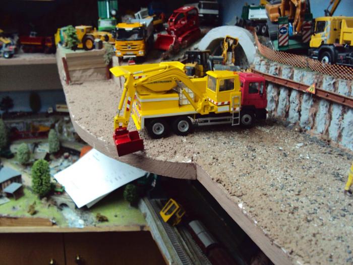 atrezzatura per scavare canali laterali alle strade