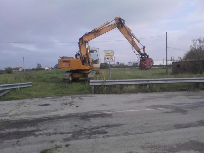 lIEBHERR 900 CON BARRA FALCIANTE