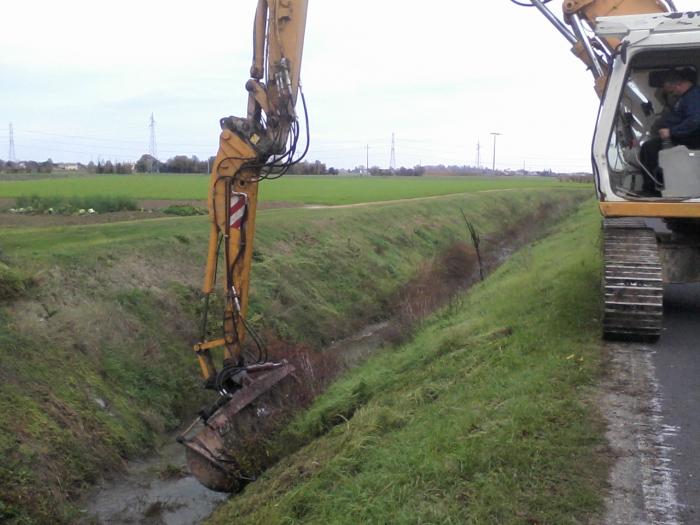 lIEBHERR 914 CON PROLUNGA E BARRA FALCIANTE