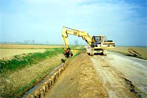 Cat 320SVA infissione pali canale