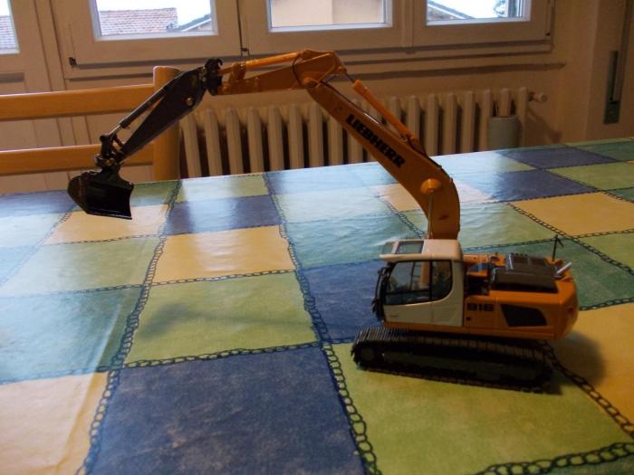 Liebherr 916 con prolunga e benna oscillante