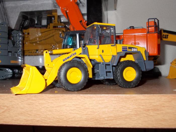 Komatsu WA250