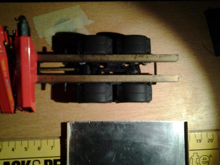 Man tgx in fase di costruzione con travi per pianale