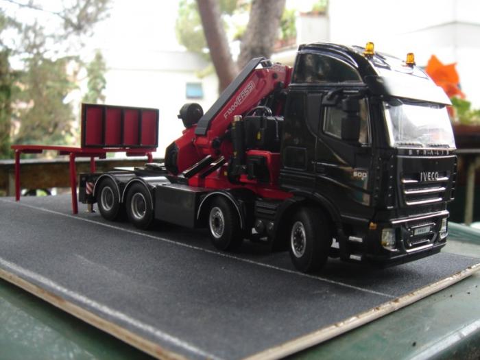 Iveco stralis con Fassi F1300 e pianale autocostruito