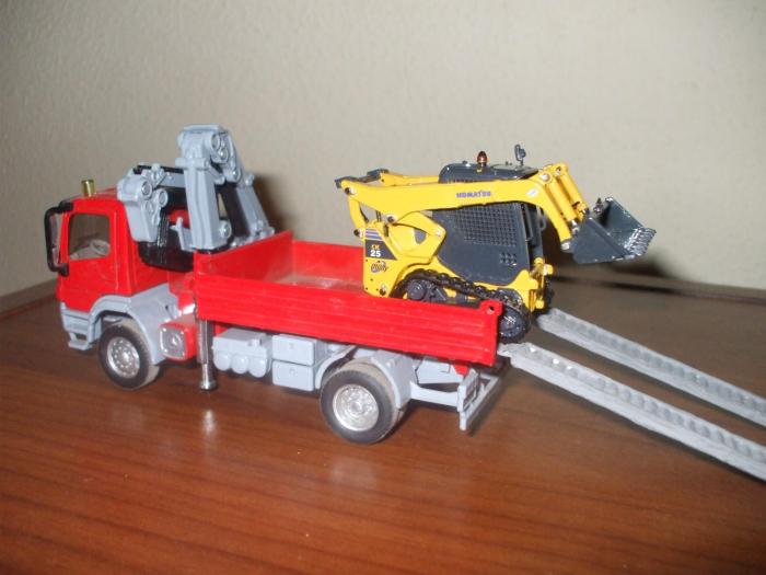 Mercedes atego con carico Komatsu CK25