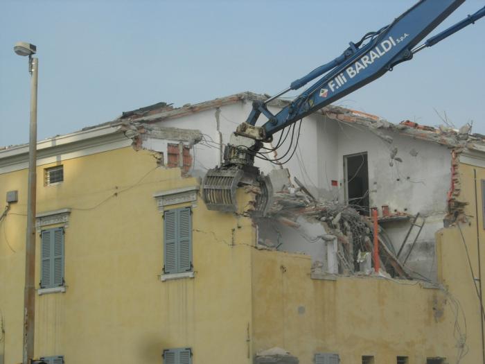 demolizione Via C.Menotti (MO) 25/04/08