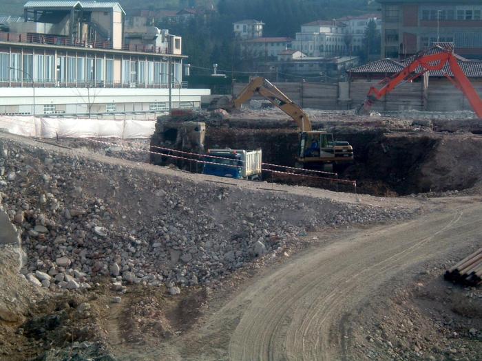 03-03-2007 - scavo fondazioni con Cat 320B