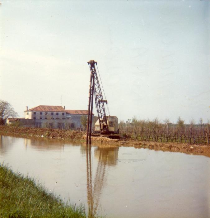 LORAIN L26  Infissione palancole in c.a. su rotta canale Teolo Padova . anni '70